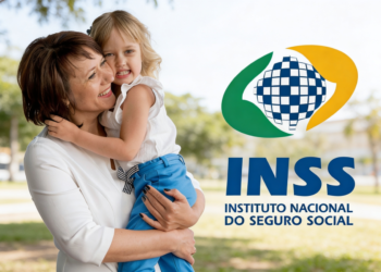 Mãe e filha ao lado da logo do INSS.