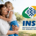 Mãe e filha ao lado da logo do INSS.