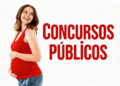 Mulher grávida sorridente com regata vermelha ao lado do texto "Concursos Públicos".