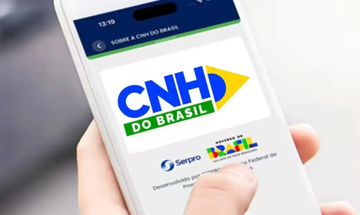 Celular exibindo página do aplicativo CNH do Brasil.