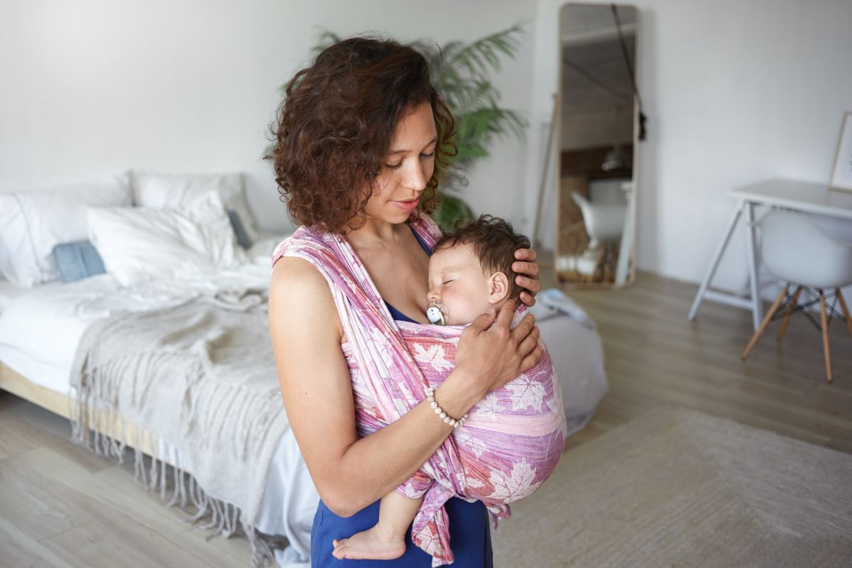 Mulher segurando um bebê.