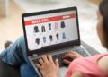 Mulher fazendo compras online.