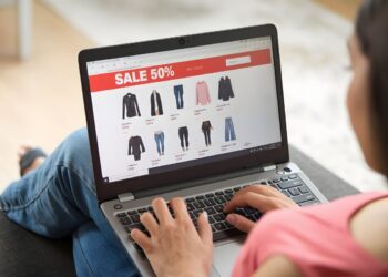 Mulher fazendo compras online.