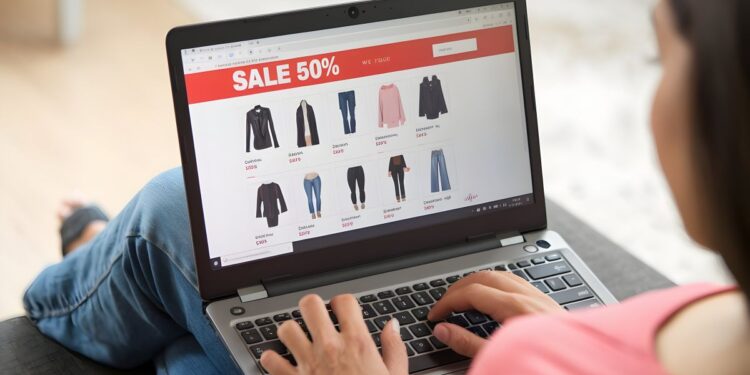 Mulher fazendo compras online.