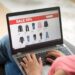 Mulher fazendo compras online.