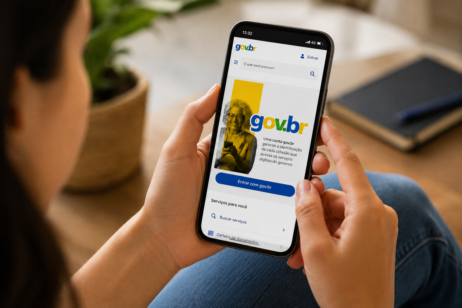 Mulher segura smartphone exibindo tela do portal Gov.br com botão azul "Entrar com gov.br" e opções de serviços.
