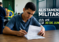 Imagem ilustrativa de jovem preenchendo o formulário do Alistamento Militar 2026, com prazo até 30 de junho