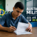 Imagem ilustrativa de jovem preenchendo o formulário do Alistamento Militar 2026, com prazo até 30 de junho