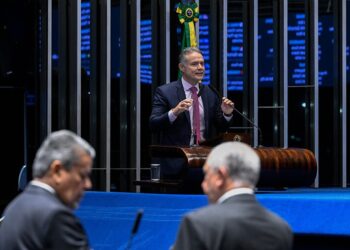 Político discursando em plenário do Congresso Nacional durante debate sobre a proposta de fim da escala 6x1 de trabalho