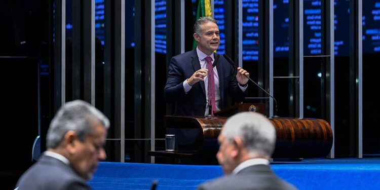 Político discursando em plenário do Congresso Nacional durante debate sobre a proposta de fim da escala 6x1 de trabalho