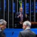 Político discursando em plenário do Congresso Nacional durante debate sobre a proposta de fim da escala 6x1 de trabalho