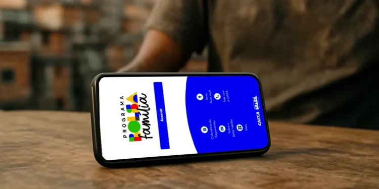 Celular sobre mesa de madeira exibindo tela inicial do aplicativo Bolsa Família com ícones de serviços