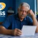 Aposentado consulta calendário em casa, representando a espera pelo pagamento da segunda parcela do 13º salário do INSS para beneficiários com final 1, 4, 5, 6, 9 ou 0.