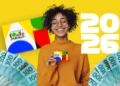 Mulher negra sorridente com blusa laranja segura cartão do Bolsa Família rodeada por notas de R$100