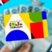 Cartão do Bolsa Família sobre notas de cem reais representando a antecipação do pagamento para 1,22 milhão de famílias nesta segunda-feira, 18.