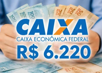 Dinheiro em reais com logotipo da CAIXA, representando o saque de R$ 6.220 liberado para moradores de quatro estados.