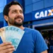 Brasileiro segurando notas de R$ 50 e R$ 100 em frente à agência da Caixa, representando o saque de R$ 6.220.