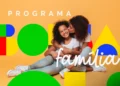 Mãe e filha sorridentes sobre fundo amarelo com a logomarca do Programa Bolsa Família, representando as famílias beneficiárias do programa em maio de 2026.