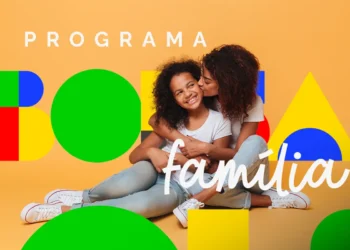 Mãe e filha sorridentes sobre fundo amarelo com a logomarca do Programa Bolsa Família, representando as famílias beneficiárias do programa em maio de 2026.