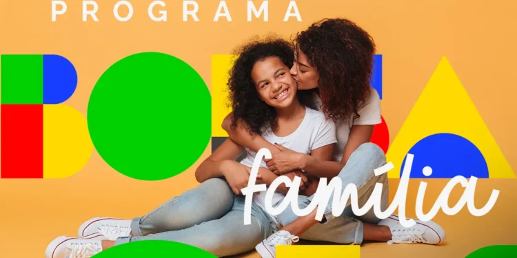 Mãe e filha sorridentes sobre fundo amarelo com a logomarca do Programa Bolsa Família, representando as famílias beneficiárias do programa em maio de 2026.