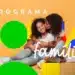Mãe e filha sorridentes sobre fundo amarelo com a logomarca do Programa Bolsa Família, representando as famílias beneficiárias do programa em maio de 2026.
