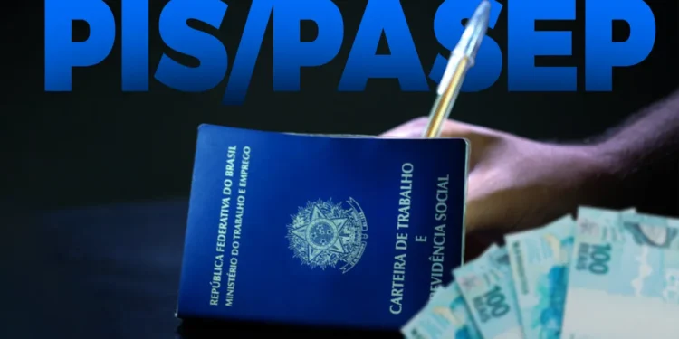 Carteira de Trabalho azul ao lado de cédulas de cem reais e mão segurando caneta com a sigla PIS/PASEP em destaque sobre fundo escuro