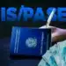 Carteira de Trabalho azul ao lado de cédulas de cem reais e mão segurando caneta com a sigla PIS/PASEP em destaque sobre fundo escuro