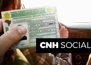 Pessoa segura CNH dentro de veículo com logotipo CNH Social sobreposto, representando o programa de habilitação gratuita