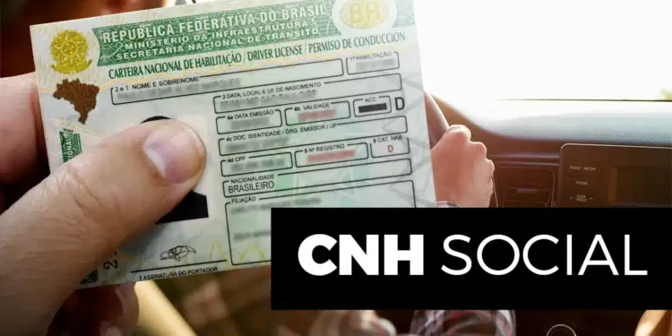 Pessoa segura CNH dentro de veículo com logotipo CNH Social sobreposto, representando o programa de habilitação gratuita