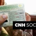 Pessoa segura CNH dentro de veículo com logotipo CNH Social sobreposto, representando o programa de habilitação gratuita