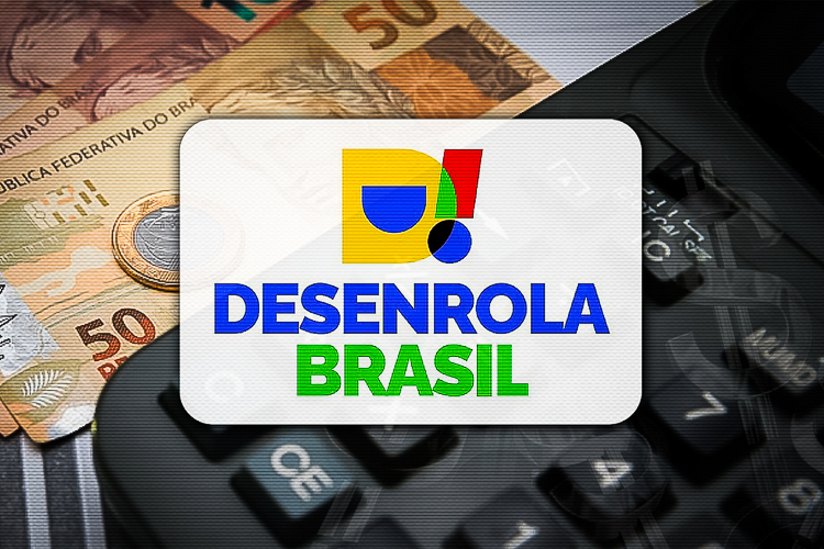 Logotipo do Desenrola Brasil em primeiro plano sobre cédulas de cinquenta reais e calculadora preta
