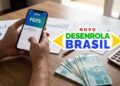 Homem segura celular com o aplicativo do FGTS aberto ao lado de cédulas, calculadora e a marca do Novo Desenrola Brasil.