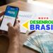 Homem segura celular com o aplicativo do FGTS aberto ao lado de cédulas, calculadora e a marca do Novo Desenrola Brasil.