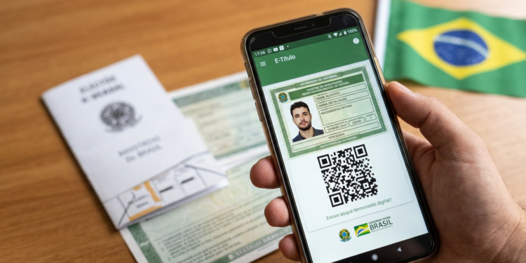 Mão segurando smartphone com app e-Título aberto, exibindo título digital com foto e QR Code, bandeira do Brasil ao fundo
