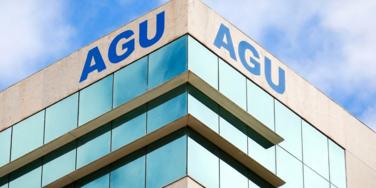 Agora, você se sente preparado para encarar esse desafio? Está de olho em alguma das carreiras específicas? Compartilhe sua experiência com outros candidatos e siga acompanhando as próximas movimentações no universo dos concursos públicos federais.