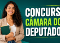Jovem de cabelos cacheados, blazer bege e camiseta branca segurando cadernos ao lado do texto 'Concurso Câmara dos Deputados'.