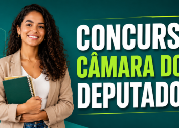 Jovem de cabelos cacheados, blazer bege e camiseta branca segurando cadernos ao lado do texto 'Concurso Câmara dos Deputados'.