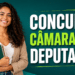 Jovem de cabelos cacheados, blazer bege e camiseta branca segurando cadernos ao lado do texto 'Concurso Câmara dos Deputados'.