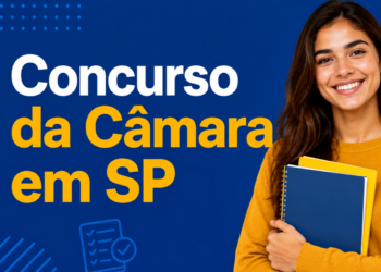 Jovem sorridente de blusa amarela segura cadernos com texto "Concurso da Câmara em SP" ao fundo azul.