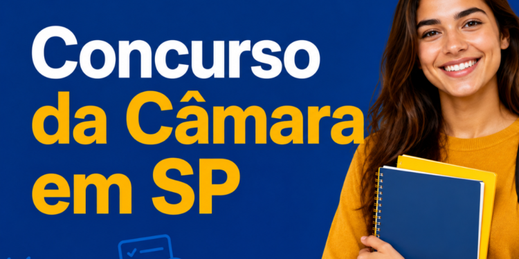 Jovem sorridente de blusa amarela segura cadernos com texto "Concurso da Câmara em SP" ao fundo azul.