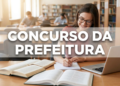 Jovem de óculos estuda com livros e notebook em biblioteca, com texto "Concurso da Prefeitura" sobreposto.