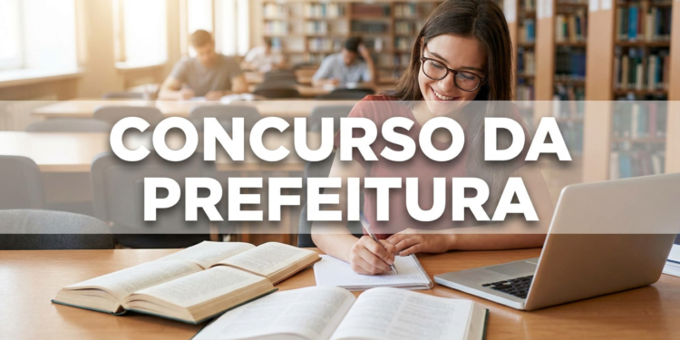 Jovem de óculos estuda com livros e notebook em biblioteca, com texto "Concurso da Prefeitura" sobreposto.