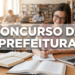 Jovem de óculos estuda com livros e notebook em biblioteca, com texto "Concurso da Prefeitura" sobreposto.