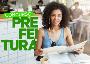 Jovem com fones de ouvido lê material de estudo em cafeteria com texto "Concurso Prefeitura" em destaque.