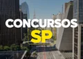 Vista aérea da Avenida Paulista em São Paulo durante o dia com arte do texto Concursos SP em destaque amarelo e branco
