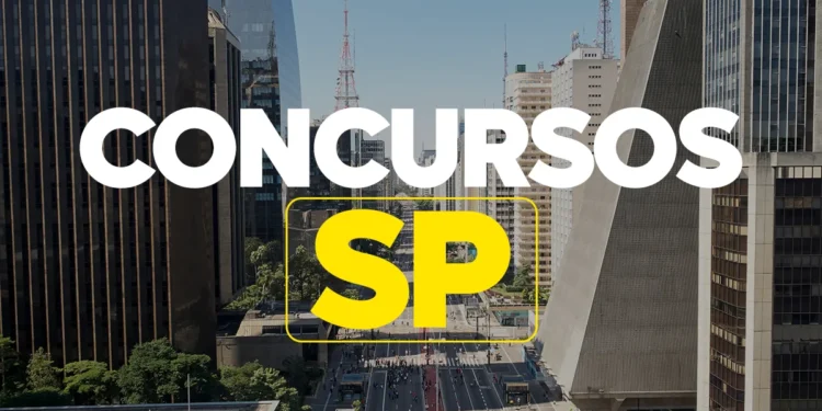 Vista aérea da Avenida Paulista em São Paulo durante o dia com arte do texto Concursos SP em destaque amarelo e branco