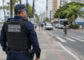 Guarda Municipal fardado atua em rua de Aracaju, em Sergipe, durante rotina de segurança urbana.