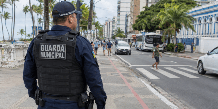 Guarda Municipal fardado atua em rua de Aracaju, em Sergipe, durante rotina de segurança urbana.
