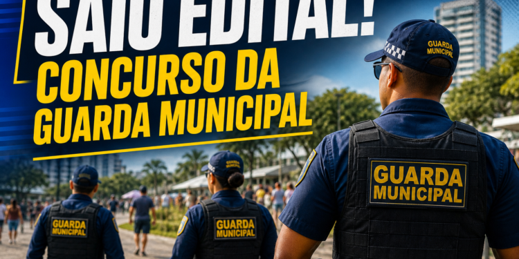 Agentes da Guarda Municipal com uniformes azuis e coletes patrulham a área externa com prédios ao fundo.