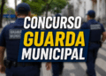Dois agentes da Guarda Municipal uniformizados em praça urbana com texto "Concurso Guarda Municipal".